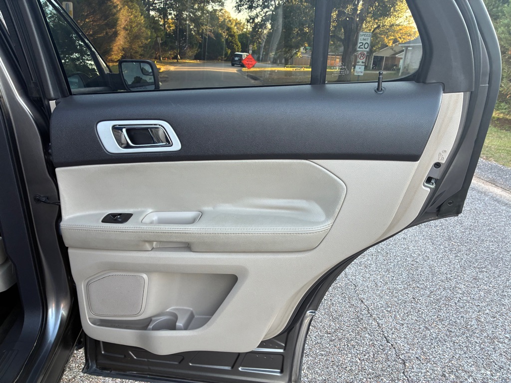 Photo 13 of this FORD EXPLORER