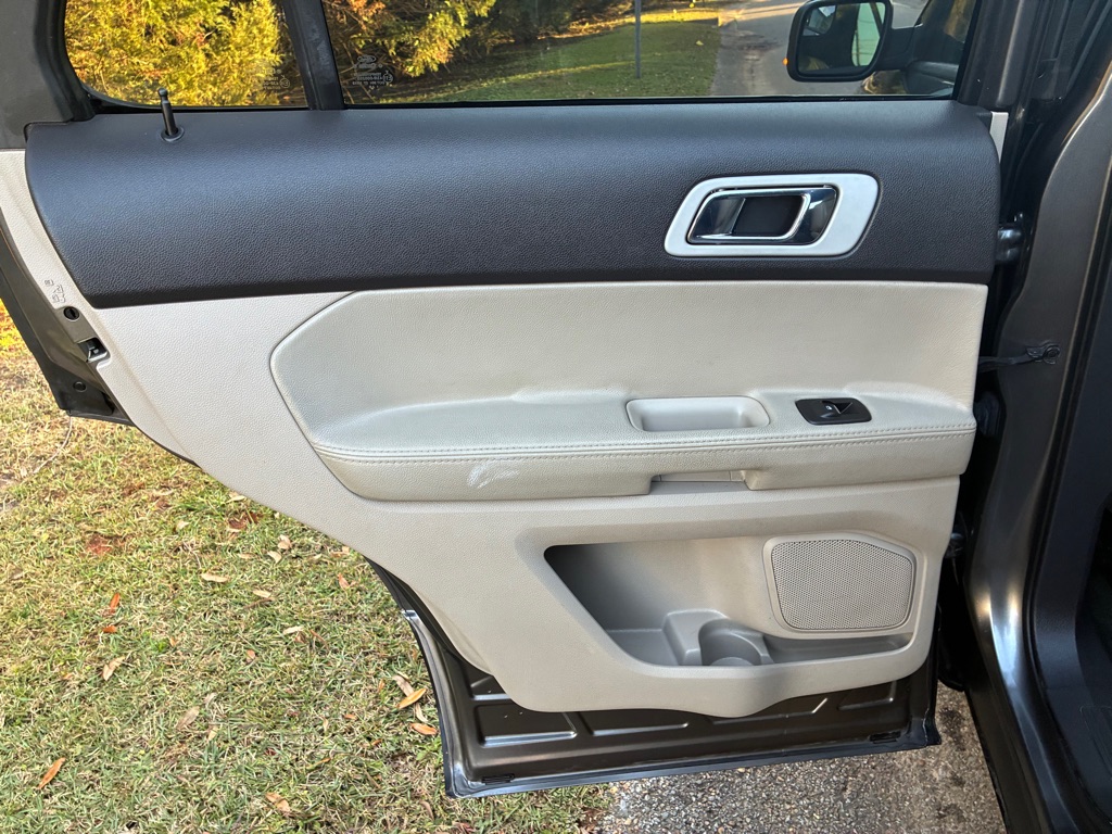 Photo 10 of this FORD EXPLORER