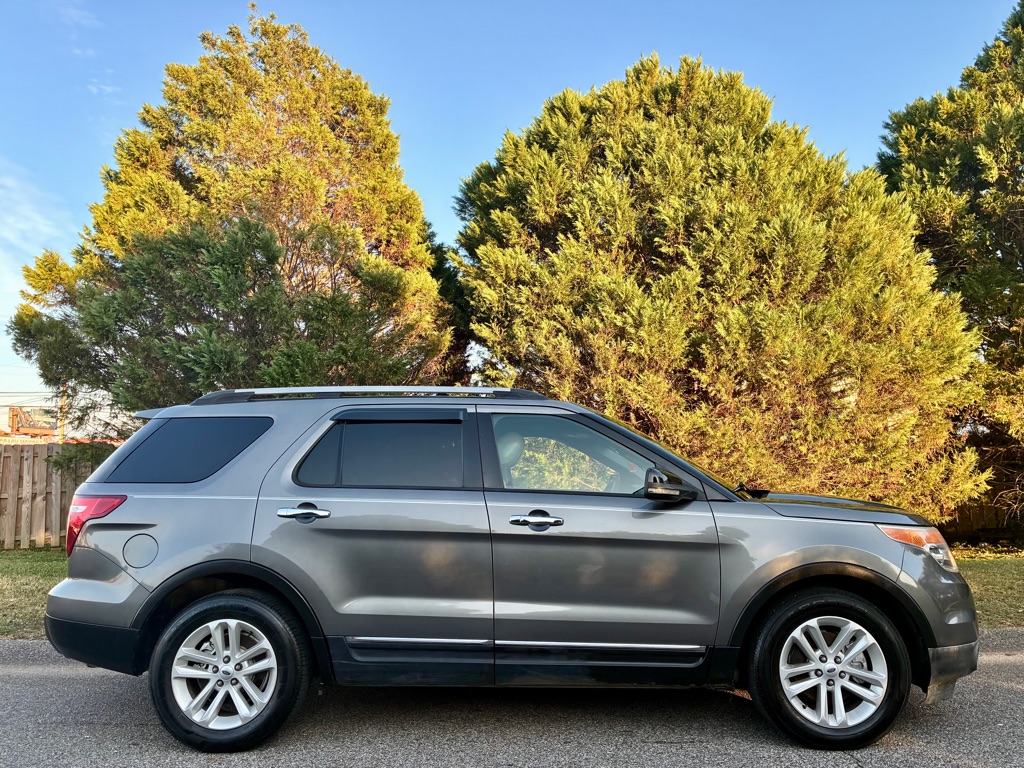 Photo 3 of this FORD EXPLORER