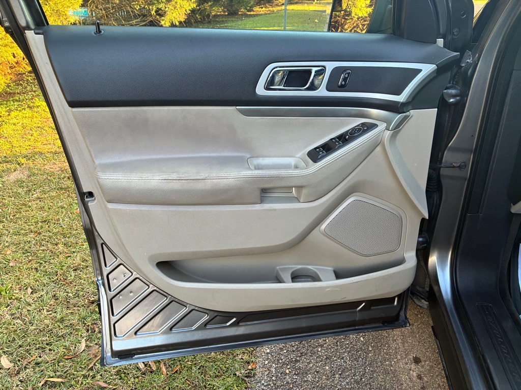 Photo 8 of this FORD EXPLORER