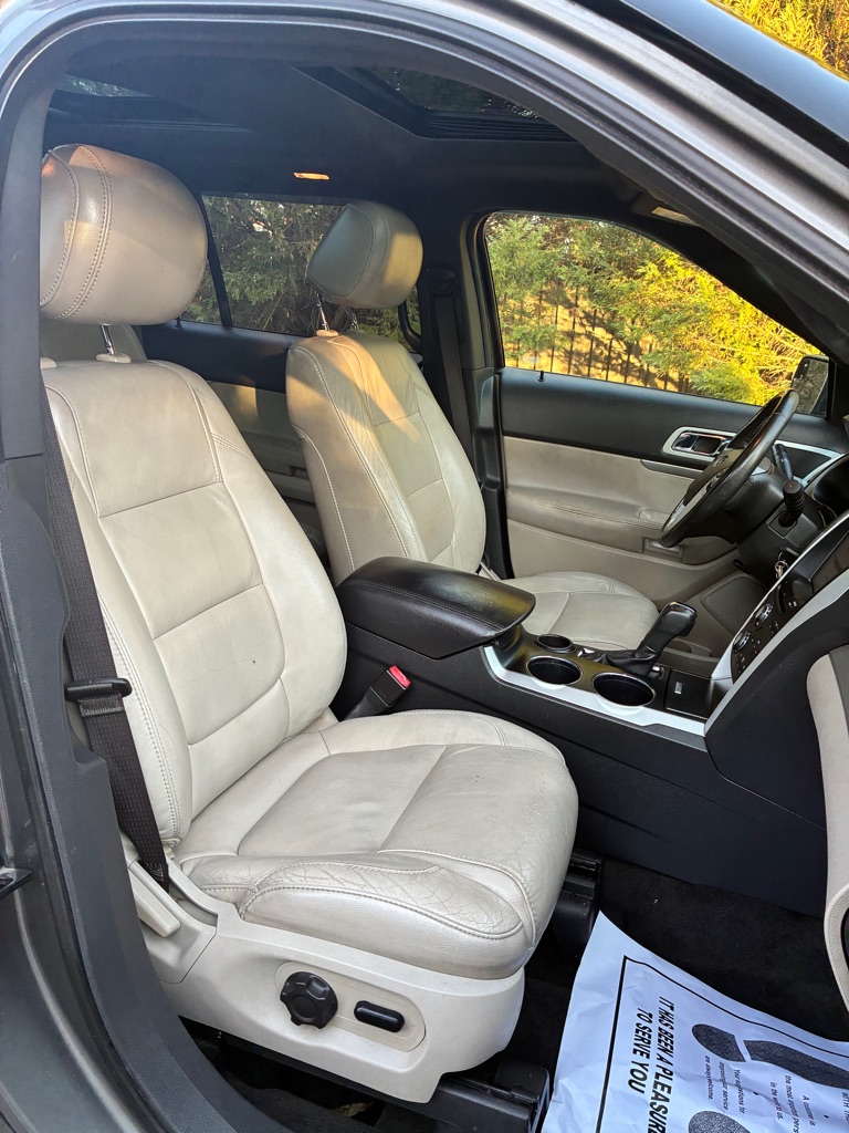 Photo 14 of this FORD EXPLORER