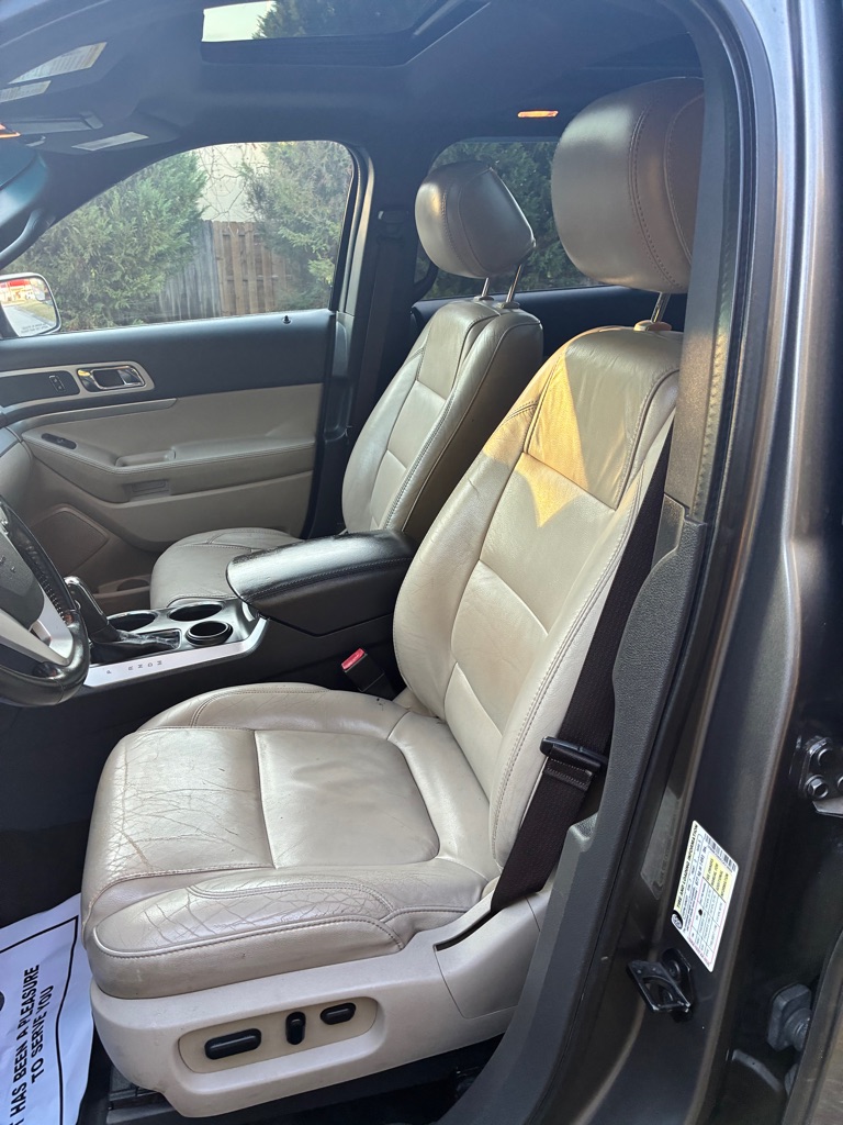 Photo 7 of this FORD EXPLORER