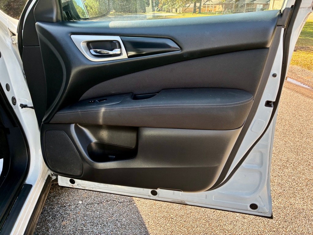 Photo 18 of this NISSAN PATHFINDER