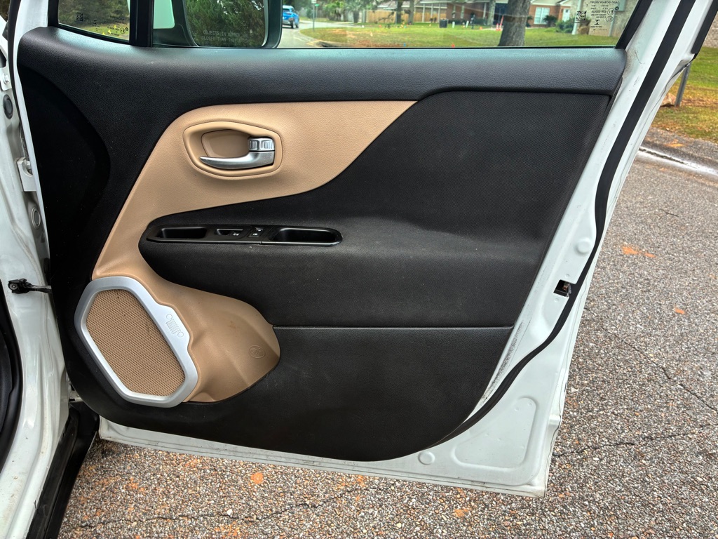 Photo 17 of this JEEP RENEGADE
