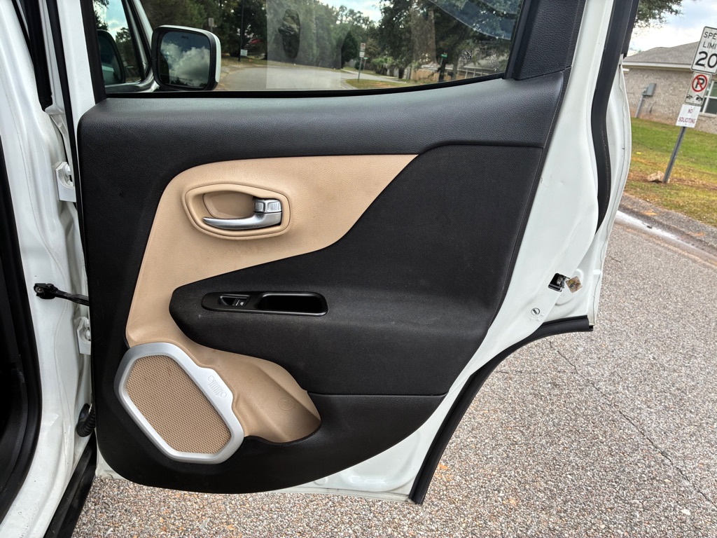 Photo 15 of this JEEP RENEGADE