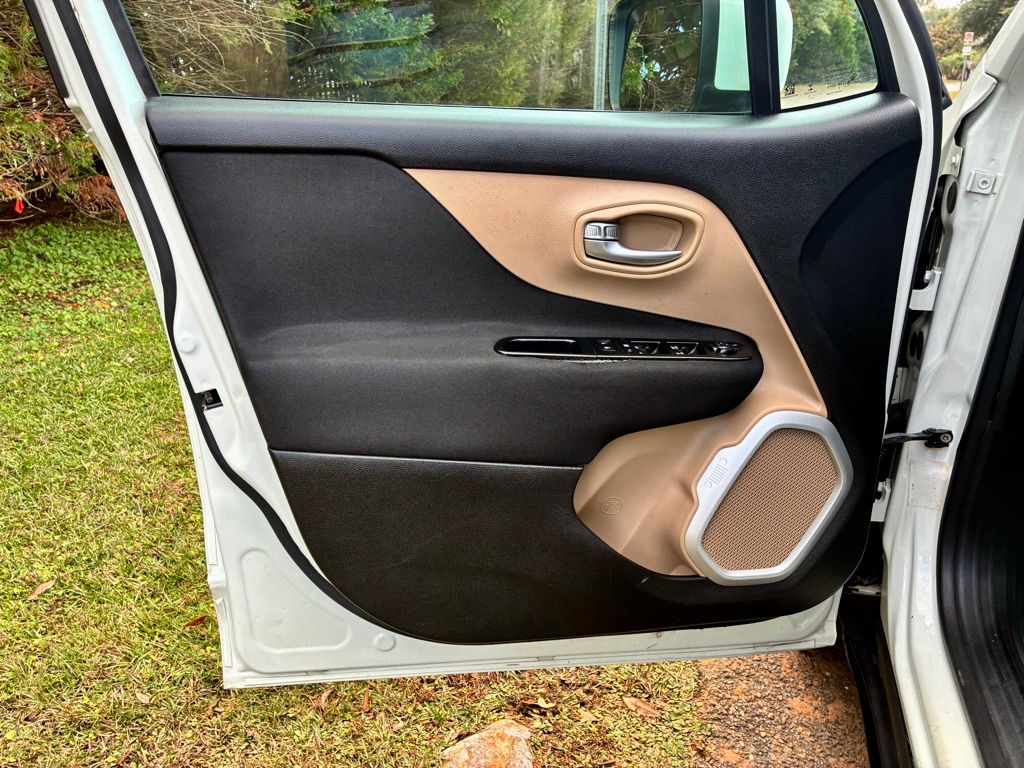 Photo 10 of this JEEP RENEGADE
