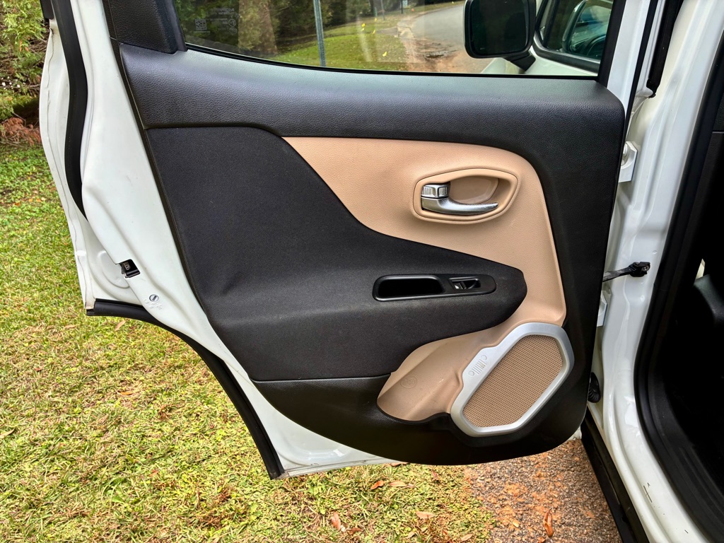 Photo 12 of this JEEP RENEGADE