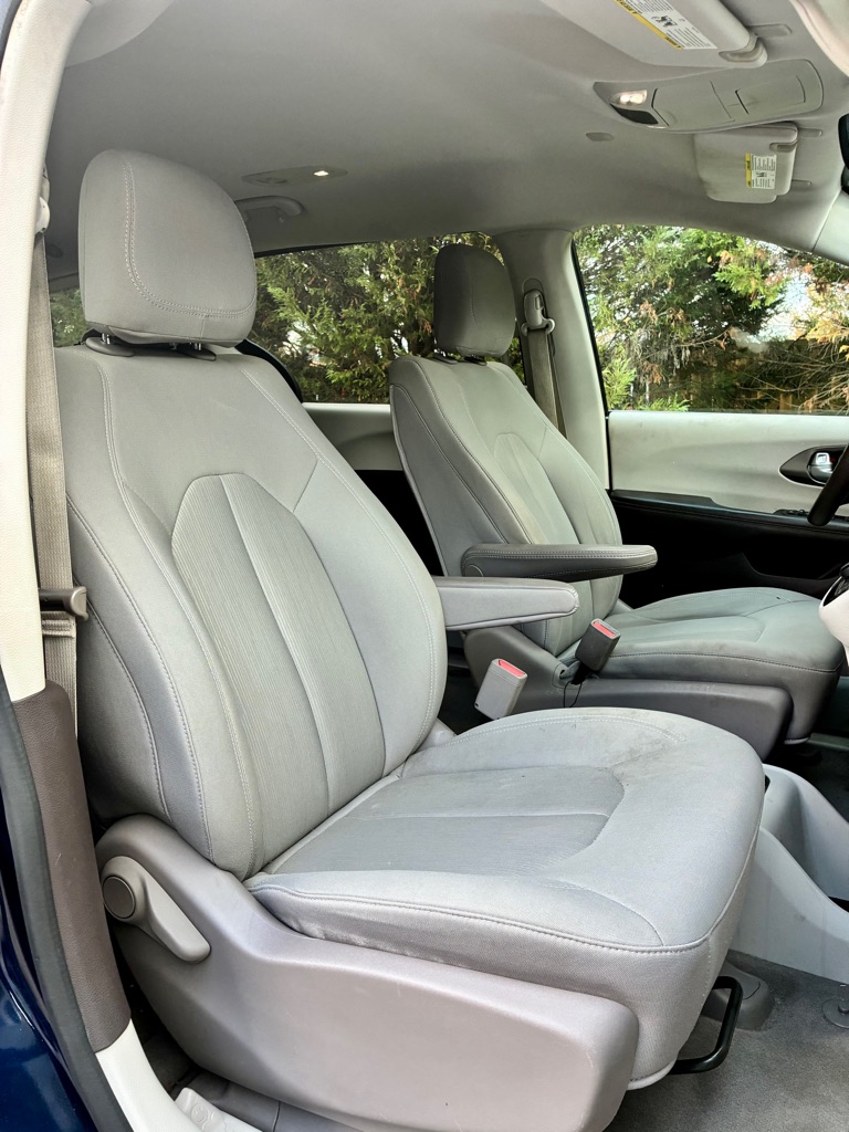 Photo 15 of this CHRYSLER PACIFICA