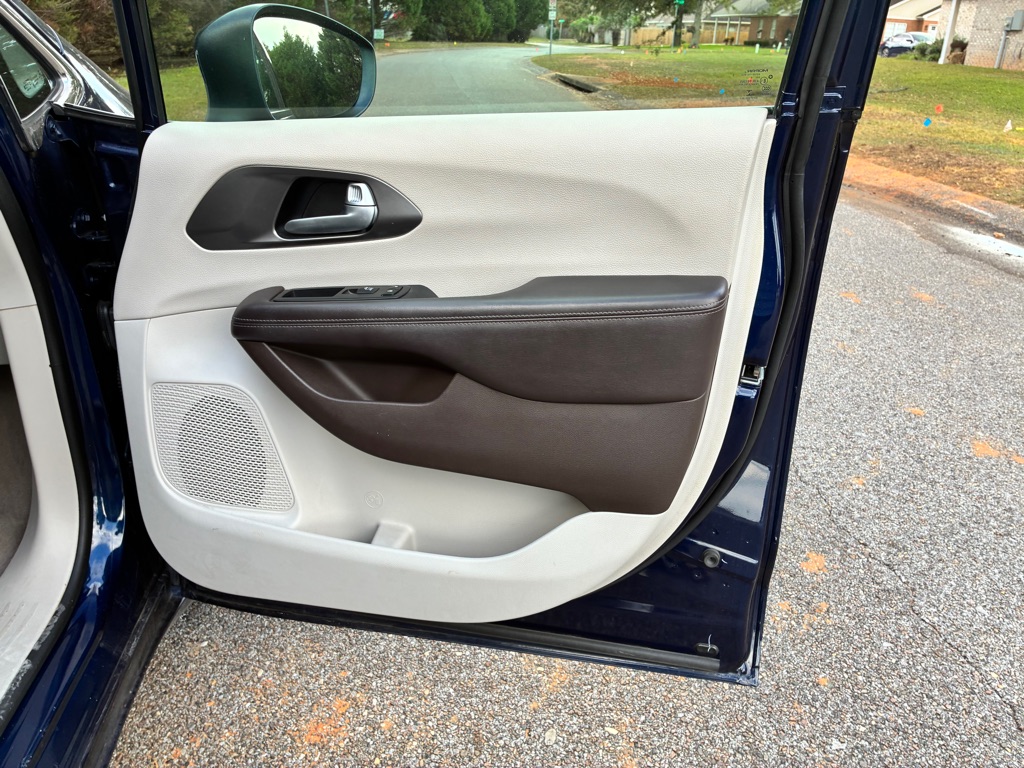 Photo 16 of this CHRYSLER PACIFICA