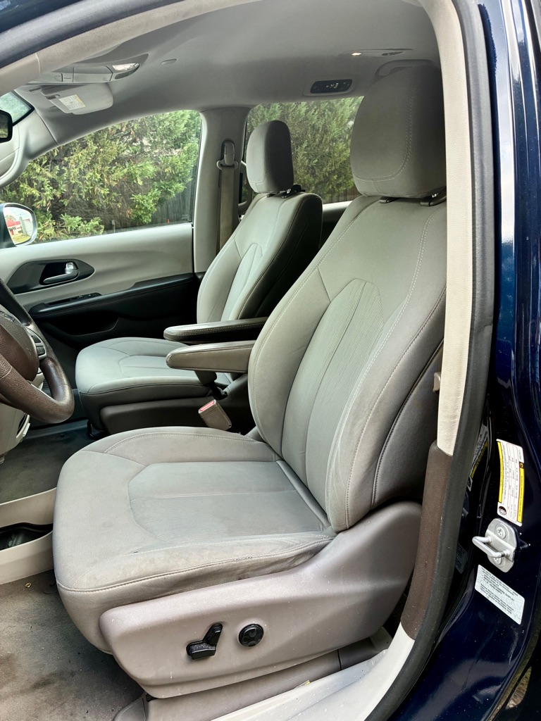 Photo 8 of this CHRYSLER PACIFICA