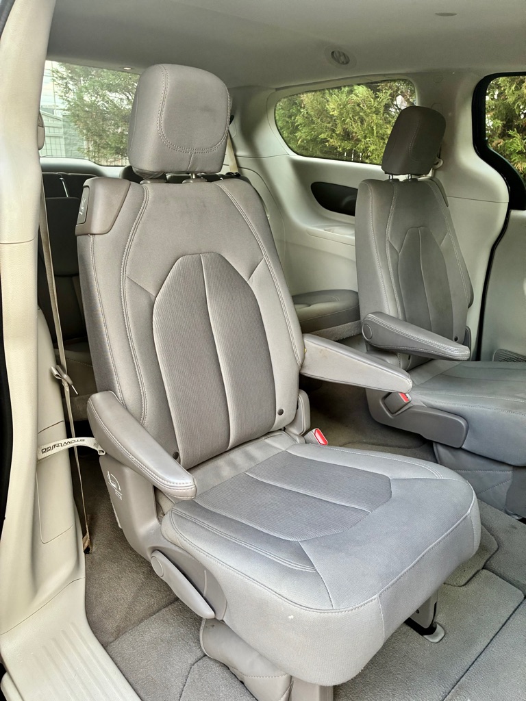 Photo 14 of this CHRYSLER PACIFICA