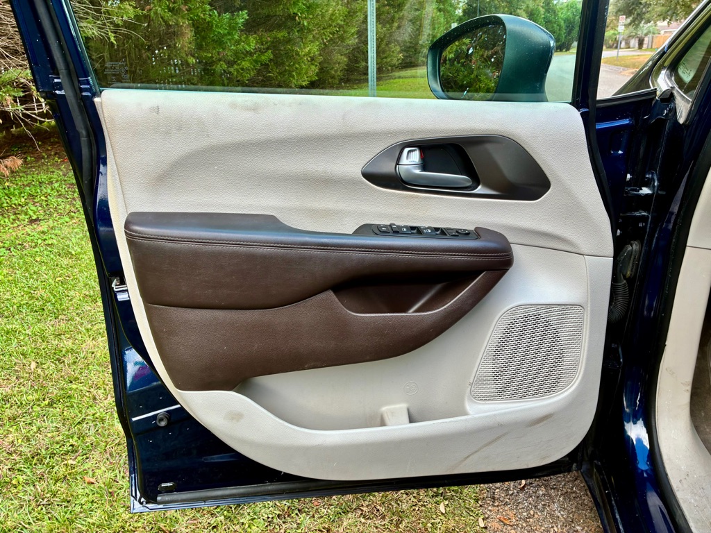 Photo 9 of this CHRYSLER PACIFICA
