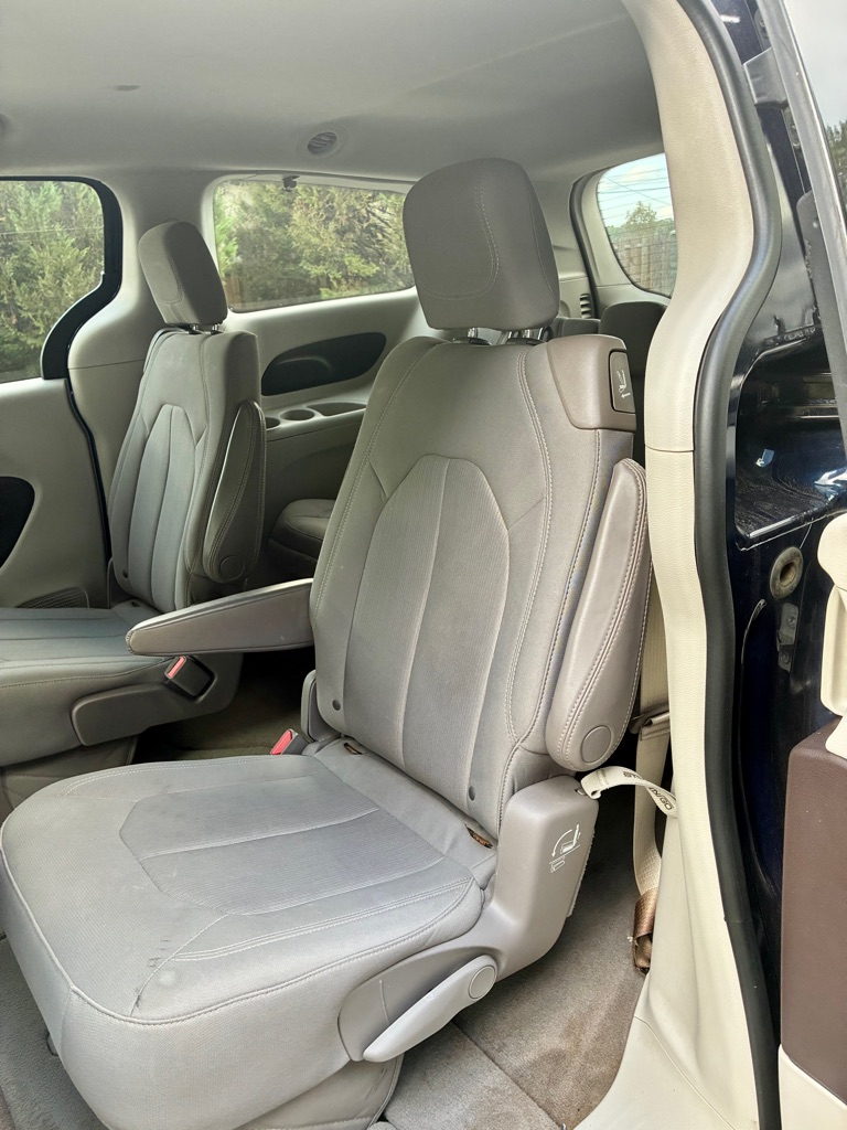 Photo 10 of this CHRYSLER PACIFICA