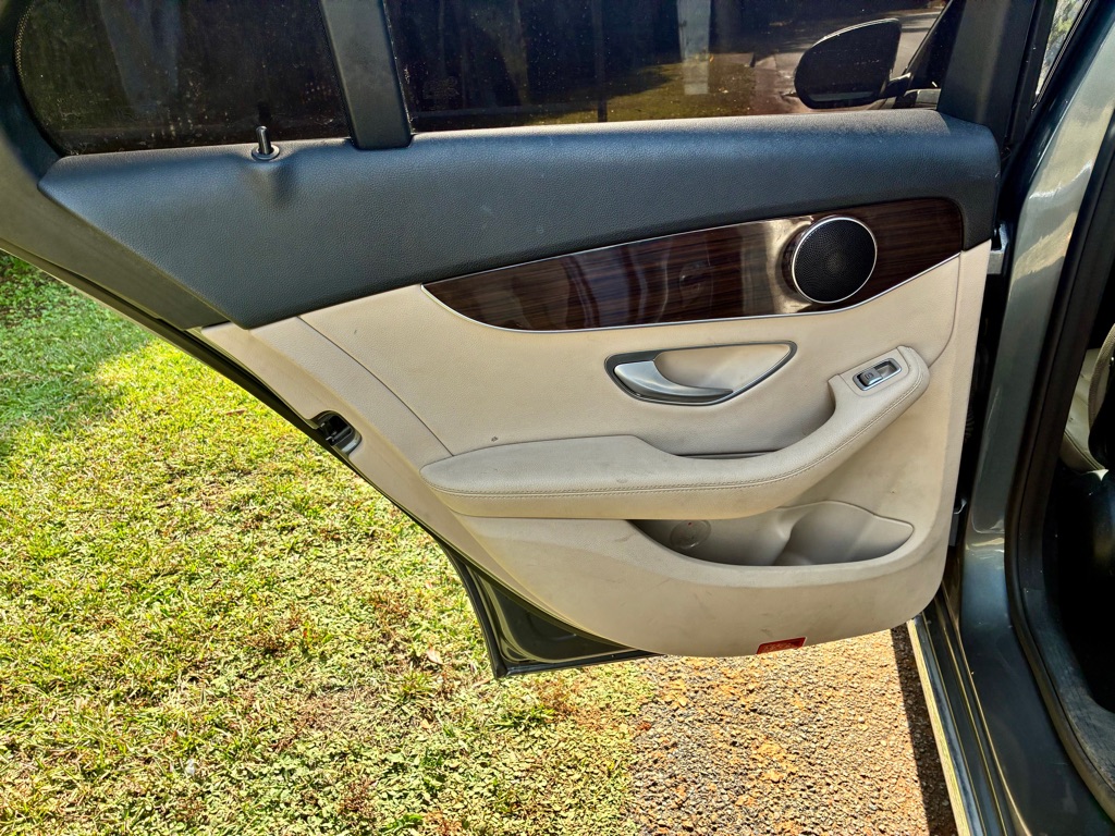 Photo 11 of this MERCEDES-BENZ C-CLASS