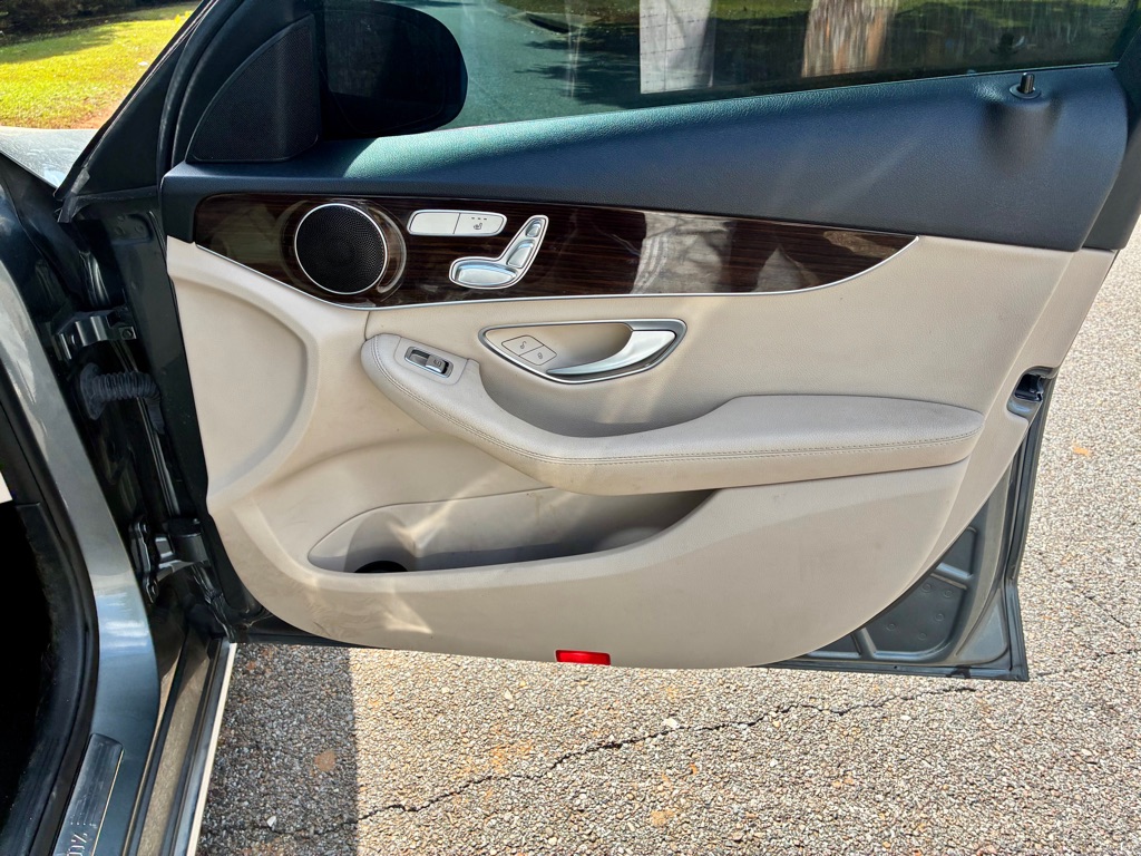 Photo 16 of this MERCEDES-BENZ C-CLASS