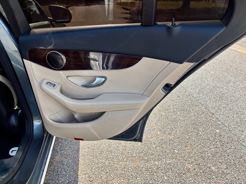 Photo 14 of this MERCEDES-BENZ C-CLASS