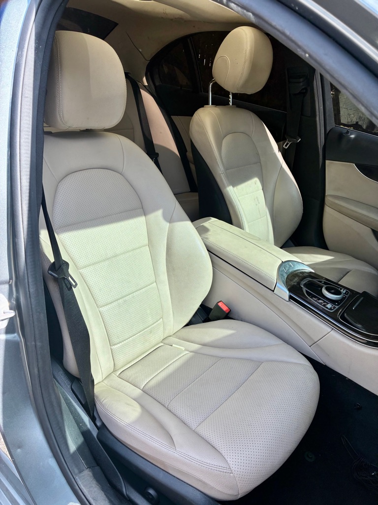 Photo 15 of this MERCEDES-BENZ C-CLASS