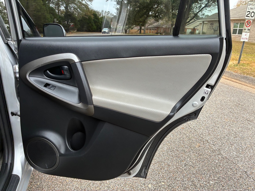 Photo 14 of this TOYOTA RAV4