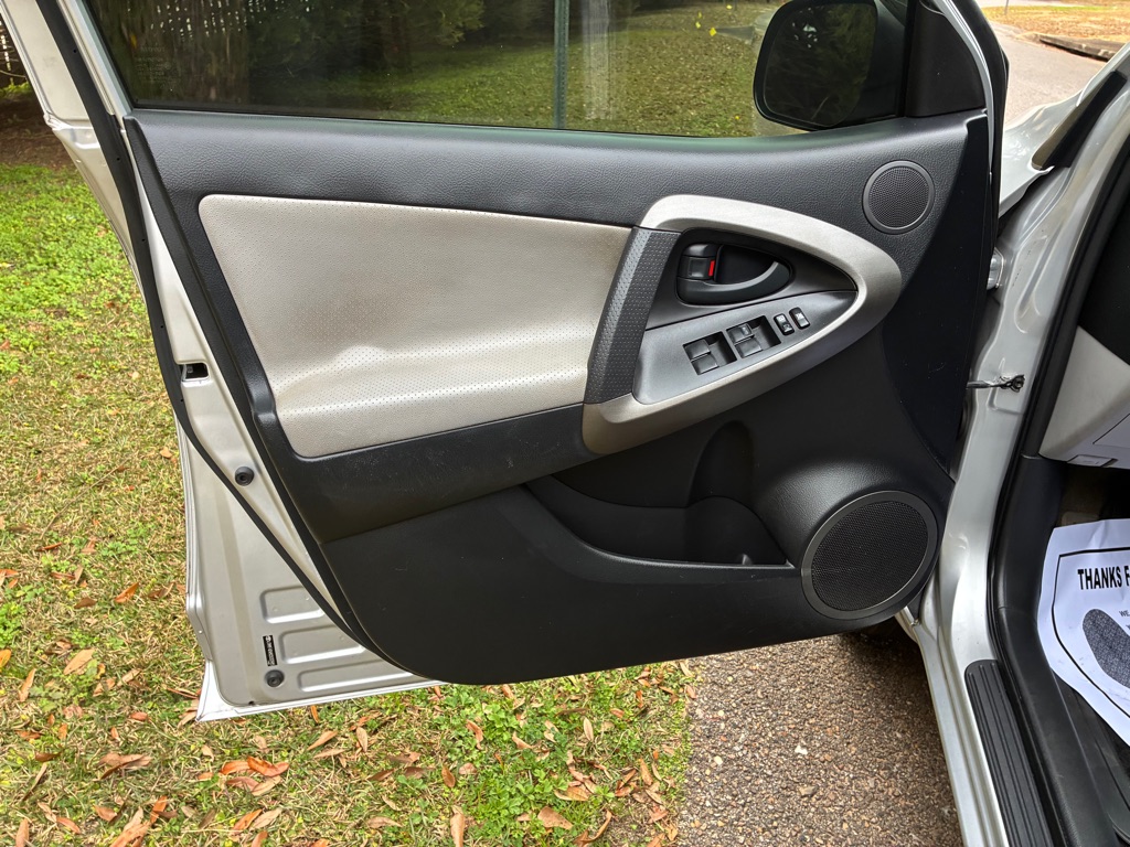 Photo 10 of this TOYOTA RAV4