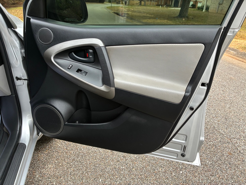 Photo 16 of this TOYOTA RAV4
