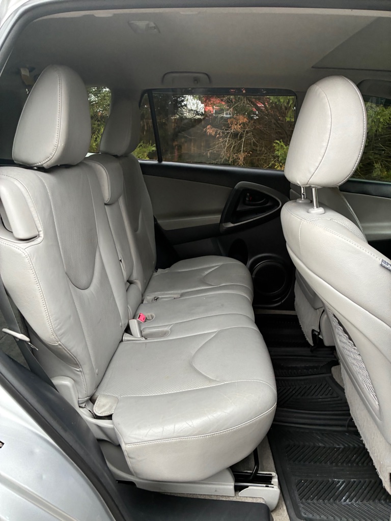 Photo 13 of this TOYOTA RAV4