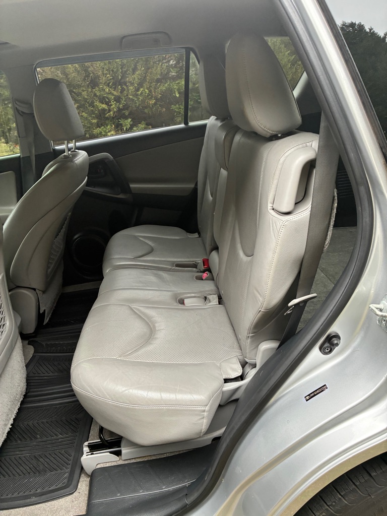 Photo 11 of this TOYOTA RAV4