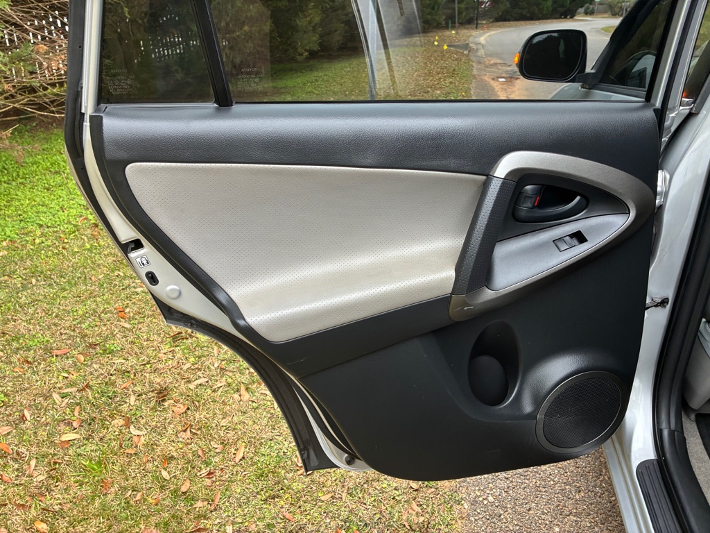 Photo 12 of this TOYOTA RAV4