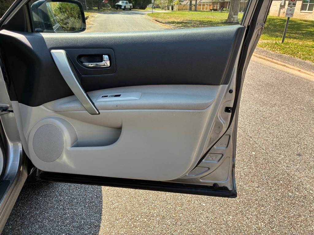Photo 18 of this NISSAN ROGUE SELECT