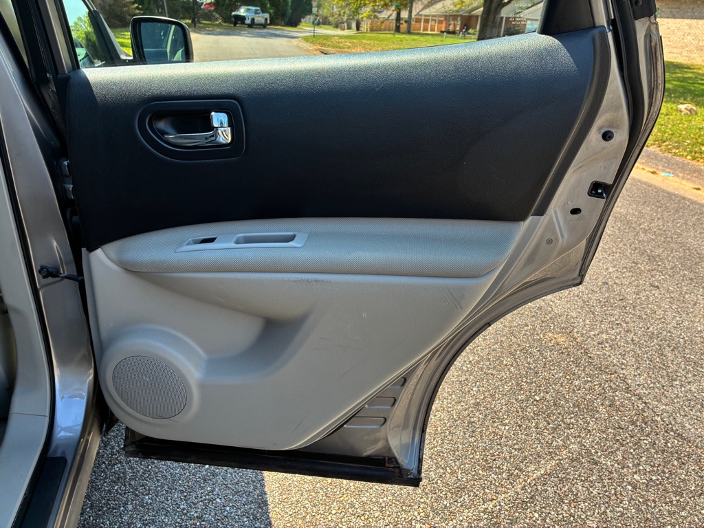 Photo 16 of this NISSAN ROGUE SELECT