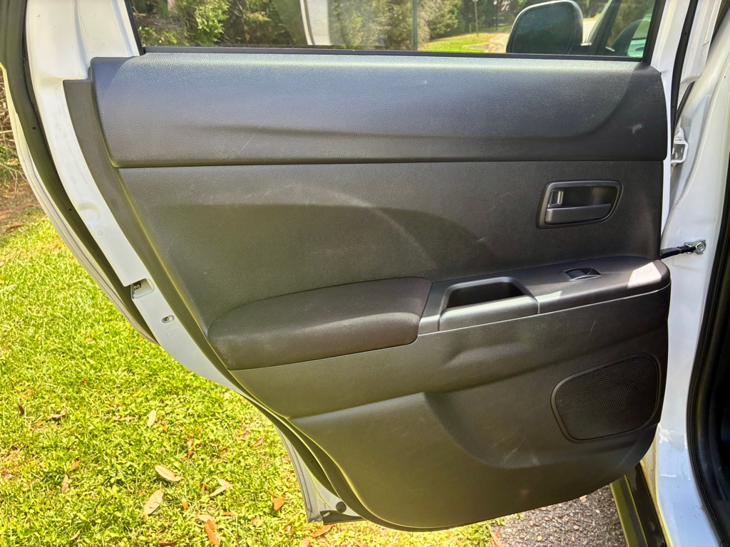 Photo 10 of this MITSUBISHI OUTLANDER SPORT