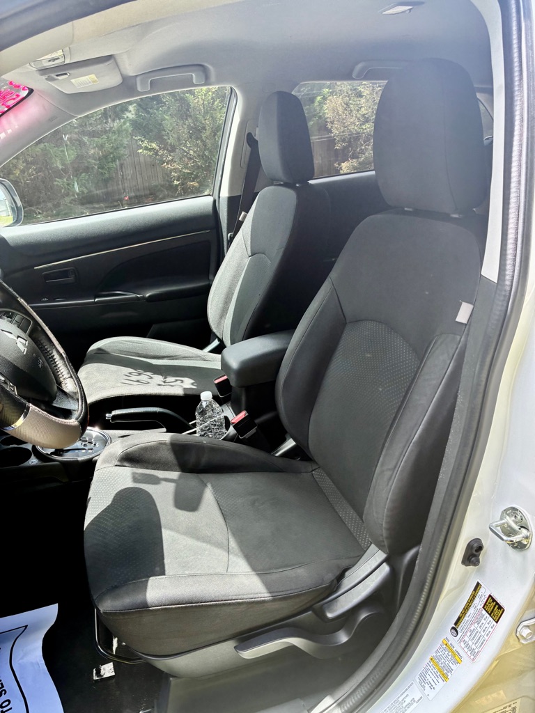 Photo 7 of this MITSUBISHI OUTLANDER SPORT