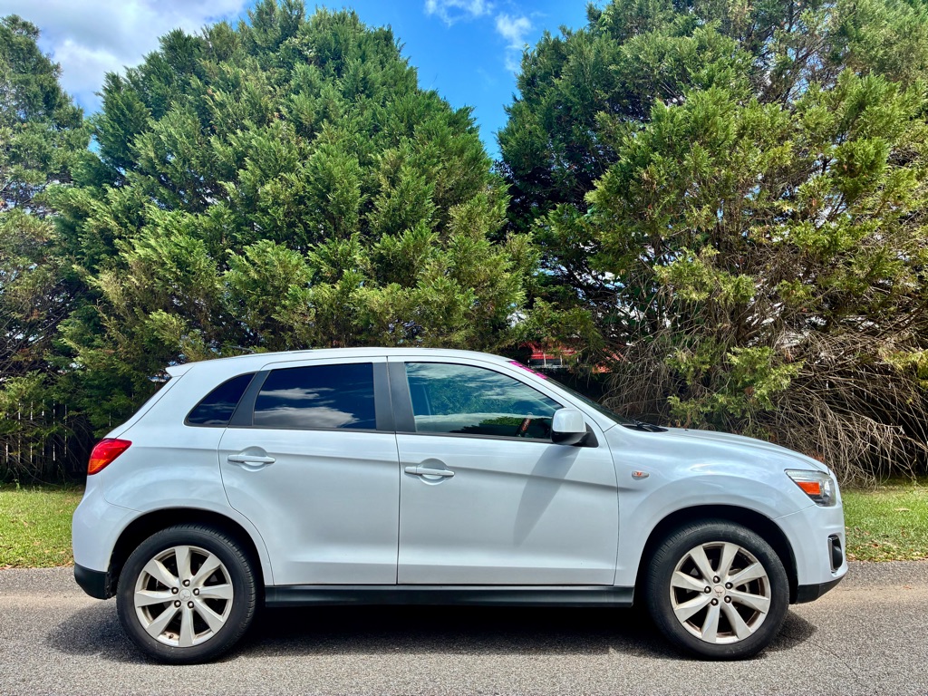 Photo 3 of this MITSUBISHI OUTLANDER SPORT