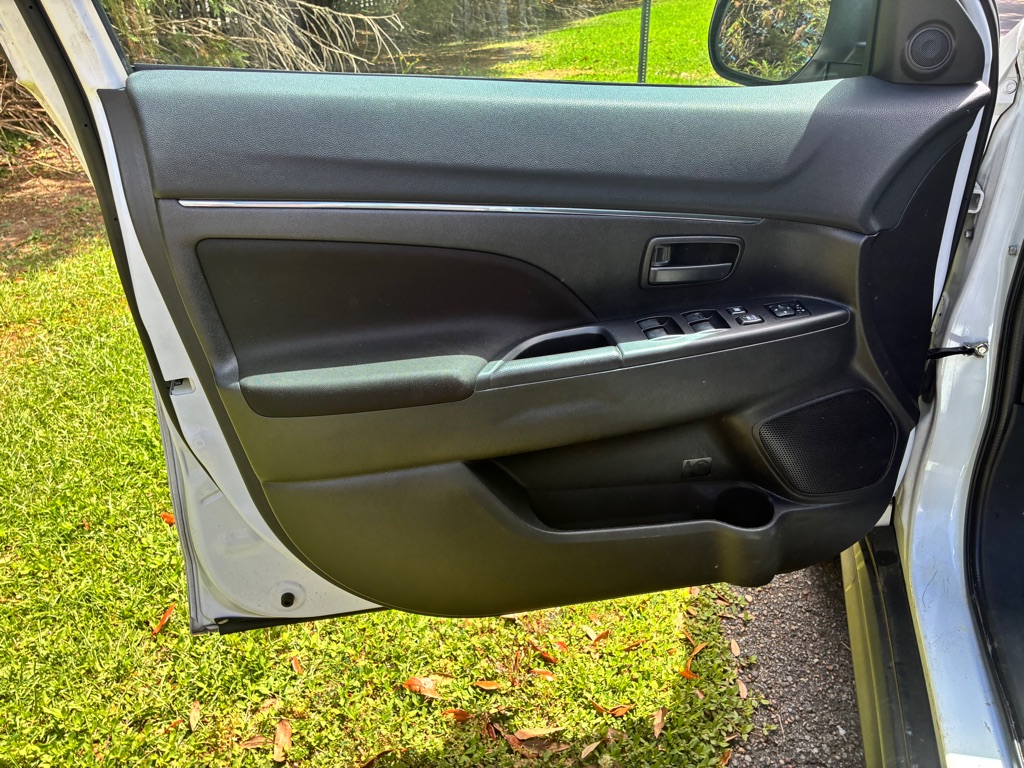 Photo 8 of this MITSUBISHI OUTLANDER SPORT