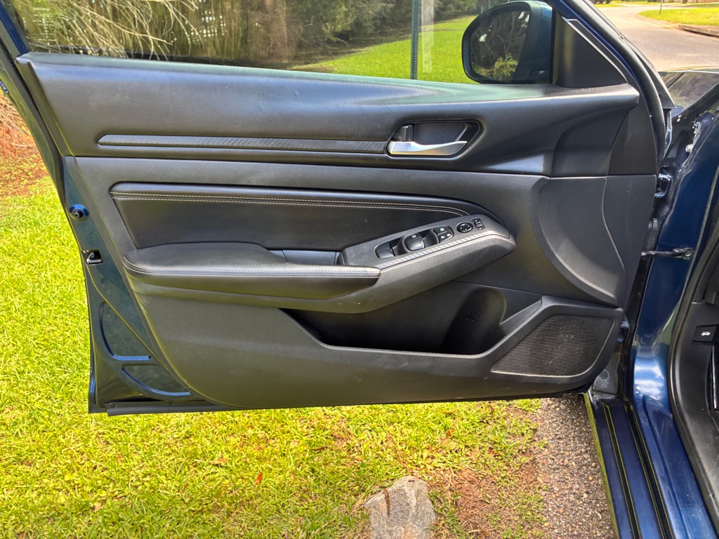 Photo 8 of this NISSAN ALTIMA