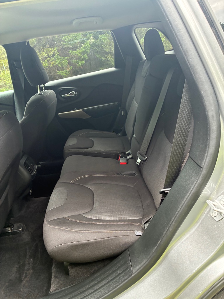 Photo 11 of this JEEP CHEROKEE