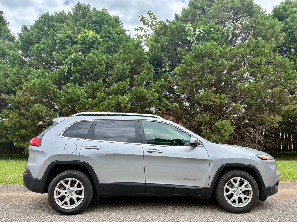 Photo 7 of this JEEP CHEROKEE