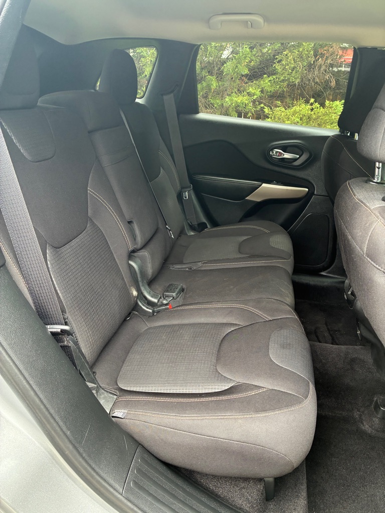 Photo 14 of this JEEP CHEROKEE