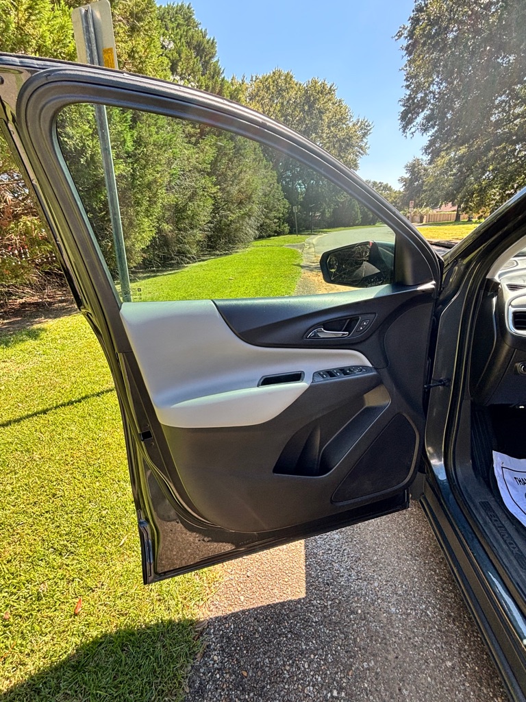 Photo 8 of this CHEVROLET EQUINOX
