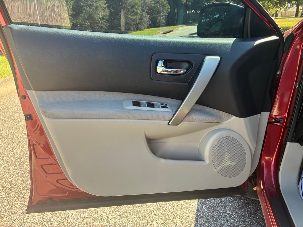 Photo 8 of this NISSAN ROGUE SELECT