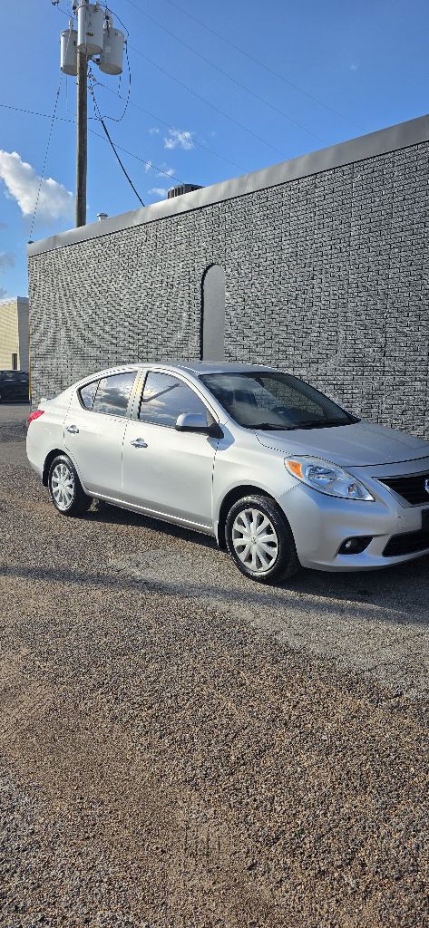 Photo 2 of this NISSAN VERSA
