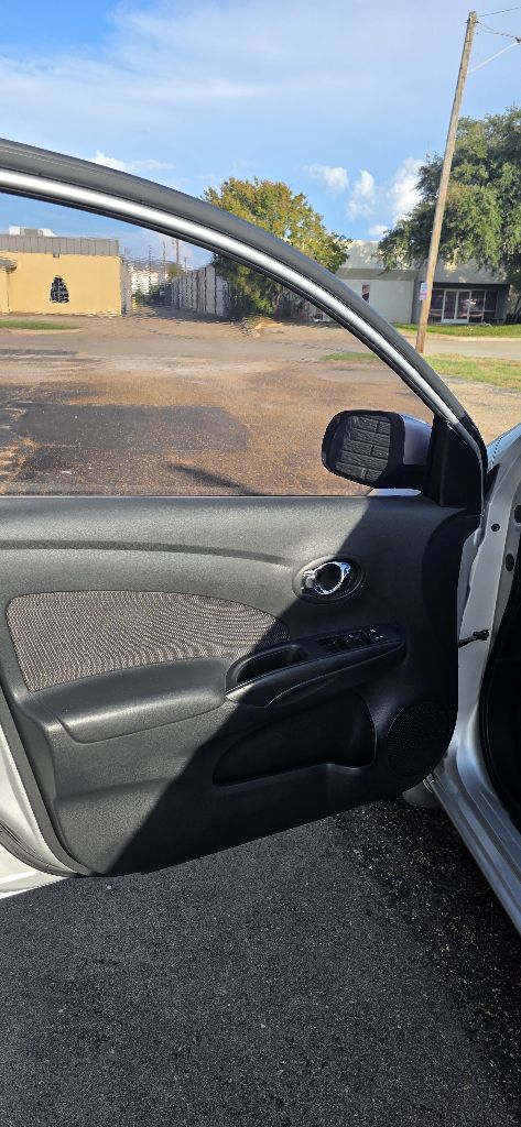 Photo 6 of this NISSAN VERSA