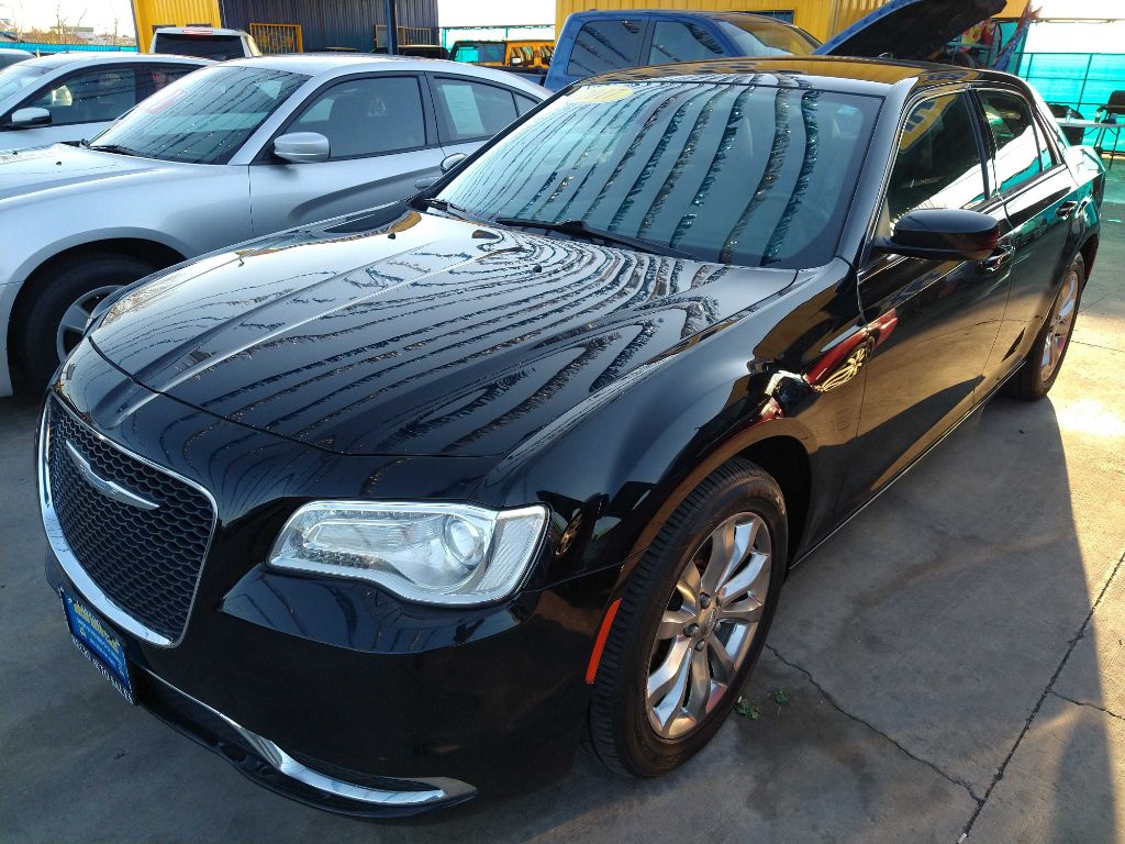 Photo 2 of this CHRYSLER 300