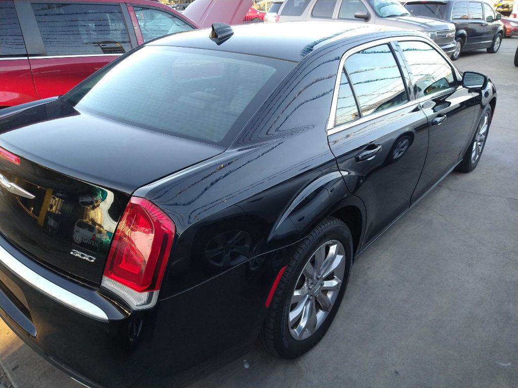 Photo 8 of this CHRYSLER 300