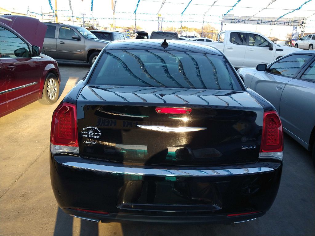 Photo 7 of this CHRYSLER 300