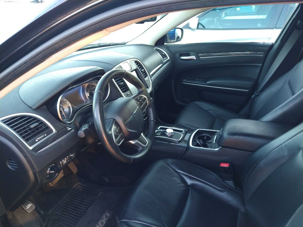 Photo 4 of this CHRYSLER 300