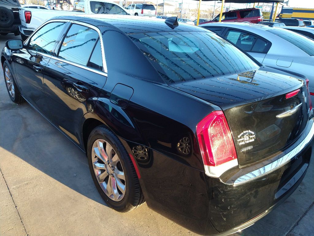 Photo 6 of this CHRYSLER 300