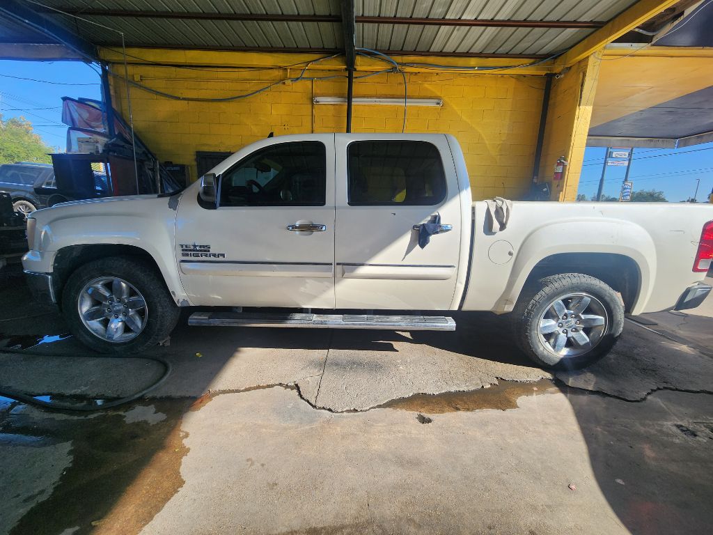 Photo 2 of this GMC SIERRA