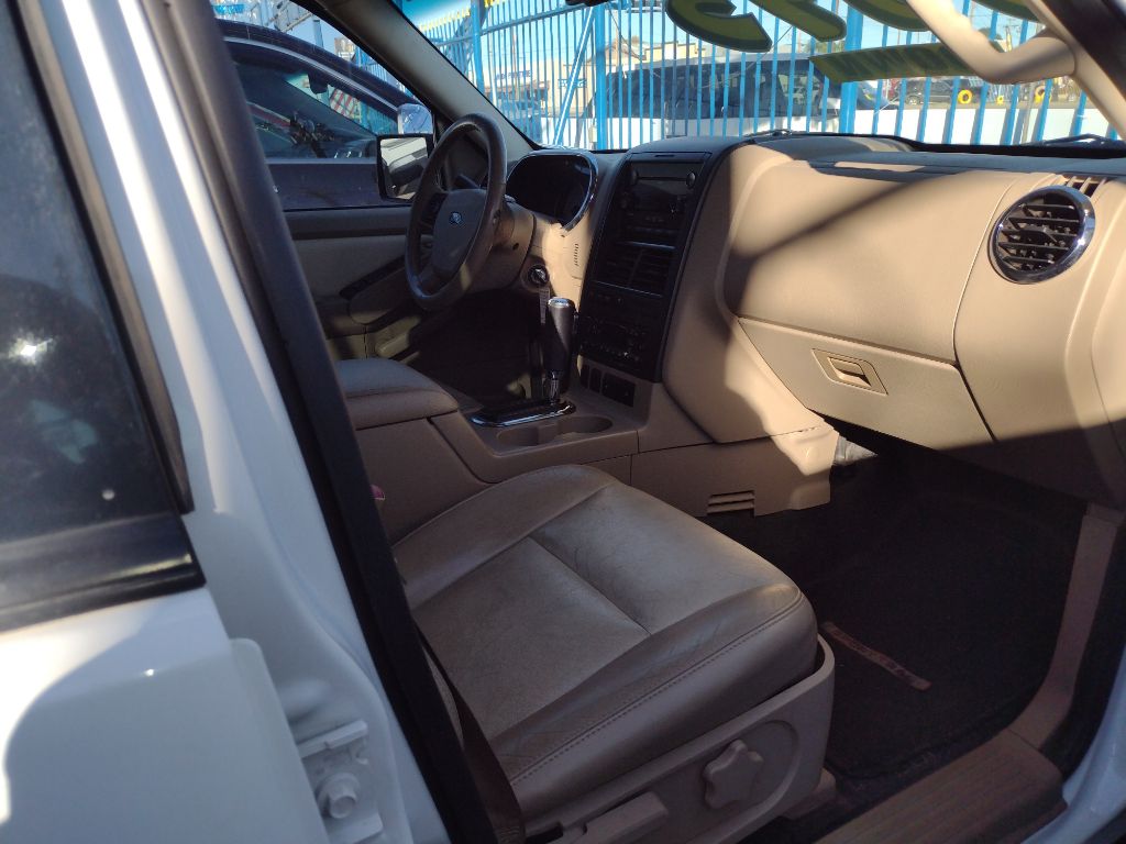 Photo 5 of this FORD EXPLORER SPORT