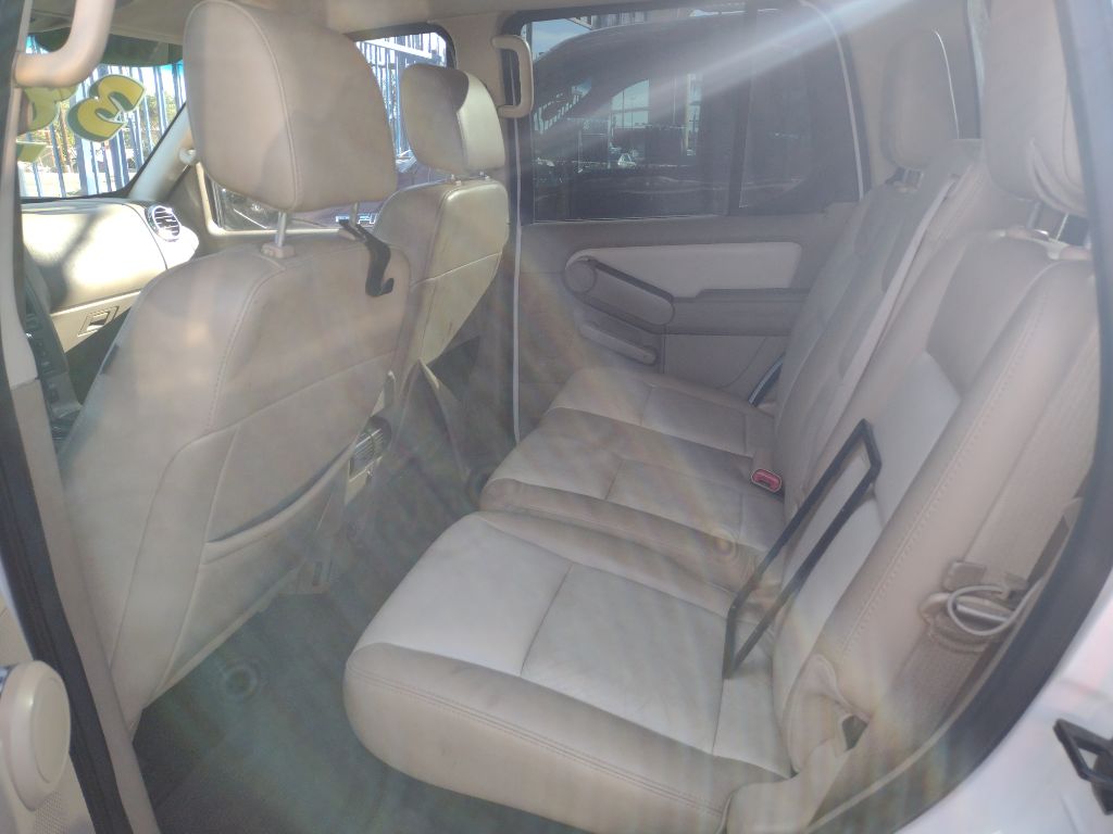 Photo 6 of this FORD EXPLORER SPORT
