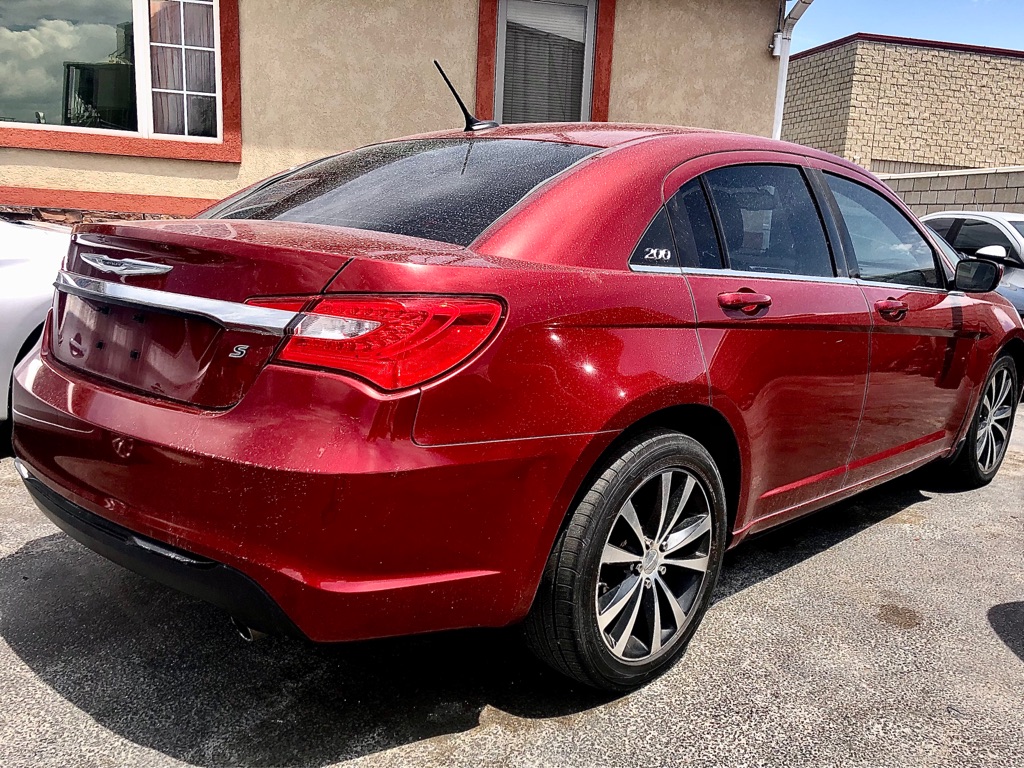 Photo 4 of this CHRYSLER 200